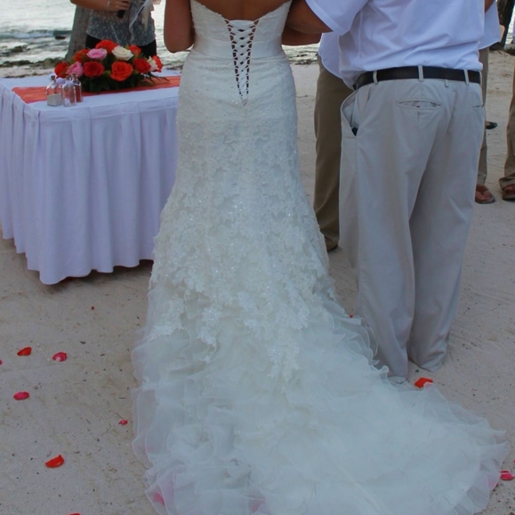 Almost brand new wedding dress!!! - Picture 4 of 9